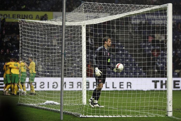 Thomas Sørensen måtte fiske bolden ud af nettet i det 77. minut, hvor Craig Bellamy sørgede for den walisiske sejr. 