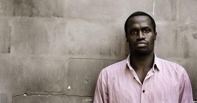 I den for en rapper høje alder af 31 år debuterer kongesønnen Kuku Agami fra det centralafrikanske kongedømme Lado som solist. 