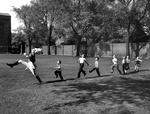 En tamburmajor fra University of Michigan øver sig, mens syv børn gør deres bedste for at gøre ham kunsten efter. Foto: Alfred Eisenstaedt/Pix Inc./Time &amp; Life Pictures/Getty Images/All Over Press 