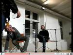Lars Frost modtager væske på scenen. Screendump fra youtube.com 