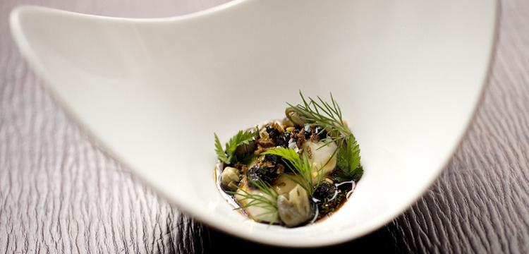 Limfjordsøsters med lun vinaigrette af sherryeddike og limfjordsporter. 