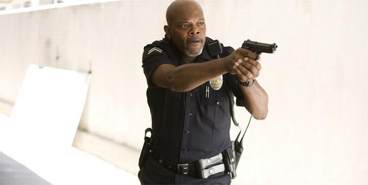 Livet går sin gang i et velstående, raceblandet kvarter i Los Angeles, men idyllen er truet fra to sider i filmen Lakeview Terrace. 