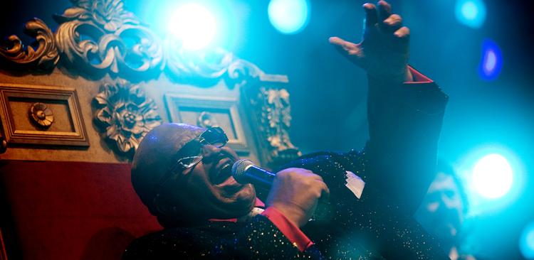 Soullegenden Sololom gav sange som Ray Charles ’Georgia on my Mind’, Tom Waits’ ’Diamond on your Mind’, Van Morrisons ’Fast Train’ og titelnummeret fra ’Don’t Give up on Me’ som de varmedunke, vi kunne slæbe ud i novembers slagregn og isnende blæst. Billedet her er fra årets Roskilde Festival. 
