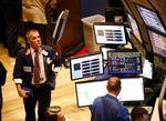 Endnu en nervøs dag på aktiemarkederne. Her er det handlende fra Wall Street, der ser på faldende kurser. Foto: AP 