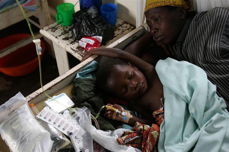 Den fem-årige flygtningepige Judith modtager medicin for en slem omgang malaria. Judith og hendes mor er blevet tvunget til flugt i det østlige Congo og befinder sig nu i en lejr ved Goma. 