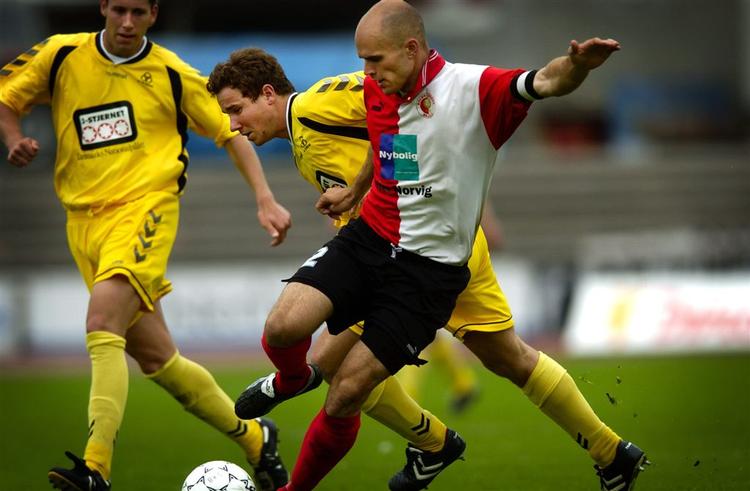 Spillerne i Skjolds rød-hvide dragt kommer måske til at blive styret af fans via nettet - efter engelsk model. Arkivfoto. 
