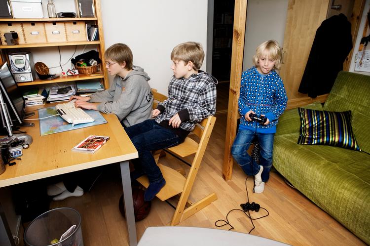 Med masser af computere, spillekonsoler, køkkenmaskiner og tv i husholdningerne er det måske her, at der kan spares på energien. Hvordan gør du selv ? 