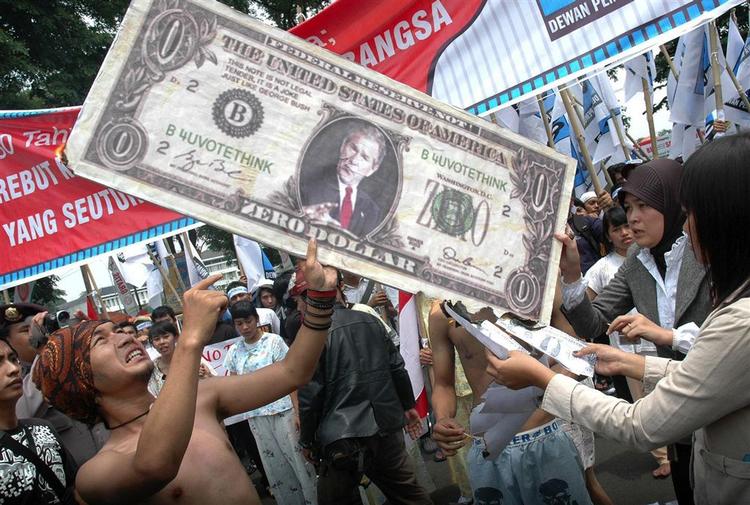 Vrede indonesere demonstrerede ved et valg i oktober deres modvilje mod USA og dollaren. 