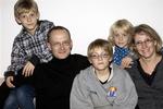 Thomas og Mette Hermann bor sammen med deres tre børn i Roskilde. Kemiker Anette Ejersted fra Miljøstyrelsen gennemgår drengenes værelser for at vise, hvor den skadelige kemi oftest gemmer sig på børneværelserne. 