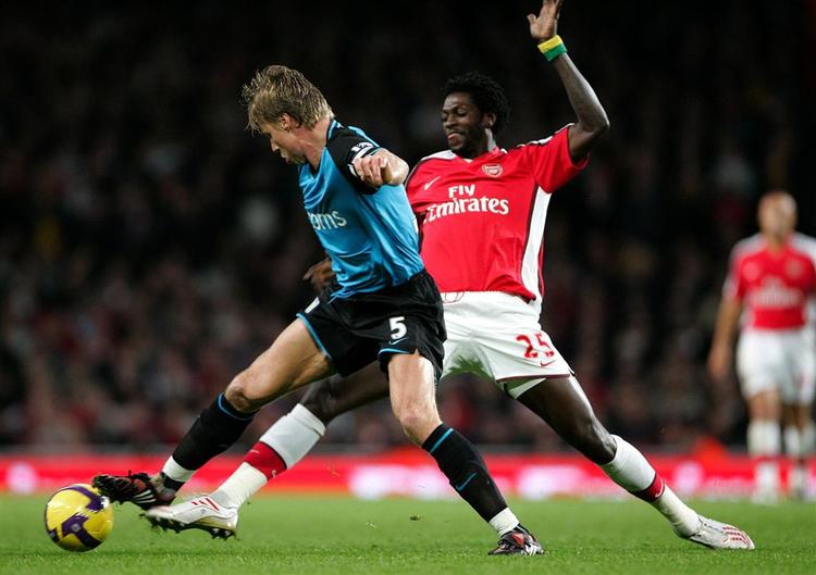 Martin Laursen (forrest) og Aston Villa slog i sidste uge Arsenal med 2-0 på udebane. I denne weekend gælder det Manchester United. 