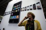 Der er stadig masser af salg i iPhonen, selv om den er dyr. Teliaa er godt tilfreds med at have eksklusiv ret til at sælge den, siger Telia. 