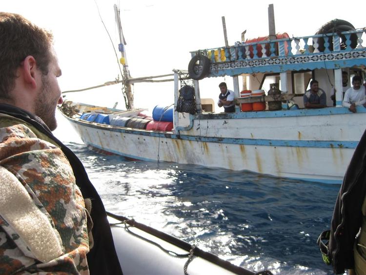 Den danske sprogofficer Christian Aziz taler flydende arabisk. Sammen med et bordinghold fra 'Absalon' er han sejlet ud for at undersøge en såkaldt dhow, som viser sig at være bemandet med fiskere fra Yemen og ikke somaliske pirater. 
