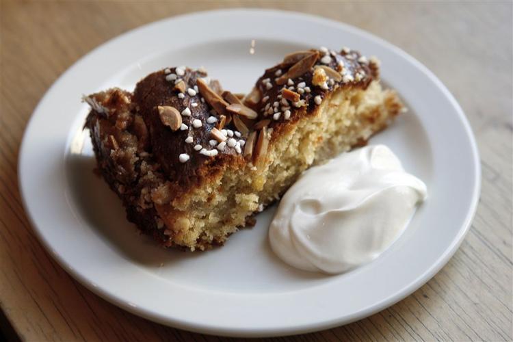 Sådan et stykke hjemmebag med creme fraiche kunne før give arrangørerne af et forældremøde på skolen en bøde. Den regel fjernede Folketinget i dag. (Arkivfoto) 