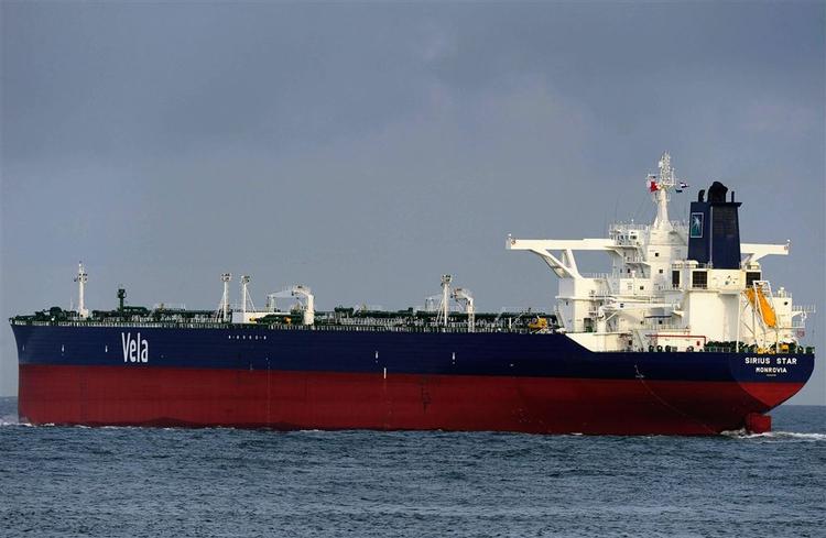Den kæmpe store saudiarabiske olietanker, der er blevet kapret inden for de seneste dage, befinder lige er blevet kapret, er ankret op ud for Somalias kyst. 
