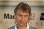 Jørgen de Mylius og andre radioværter tager selv musikken med på arbejde i Danmarks Radio. DRs store pladebibliotek er nemlig stadig pakket ned i kasser. 