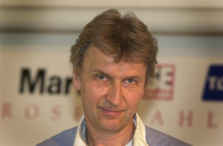 Jørgen de Mylius og andre radioværter tager selv musikken med på arbejde i Danmarks Radio. DRs store pladebibliotek er nemlig stadig pakket ned i kasser. 