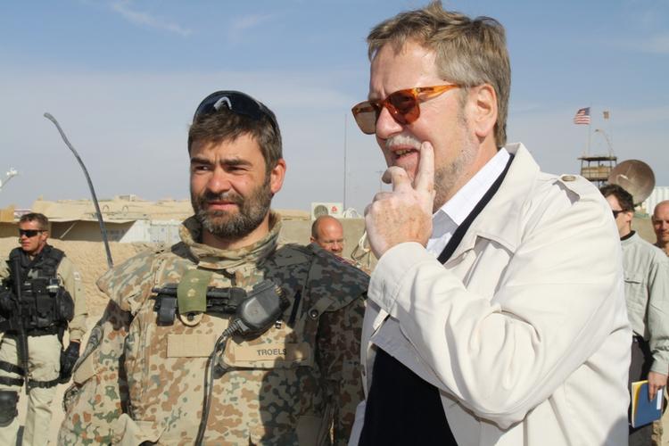 Danmark har haft soldater i Afghanistan siden 2002, og står det til udenrigsminister Per Stig Møller (K) skal vi blive i mindst fem år endnu. 