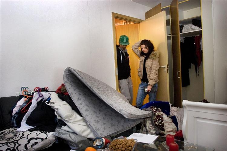 Omid Ahmadi (th) og vennen Sarah Bech Kirstein fik i aftes ransaget deres lejlighed af politiet. Ingen af dem var hjemme, da det skete. Forinden kom politiet ved en fejl til at sparke døren ind til en nabo. 