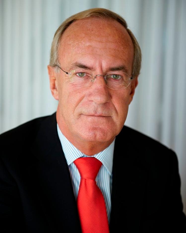 Lars G. Nordström betaler sin pæne løn tilbage af frygt for at blive fremstillet som grådig. 