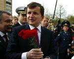 Charles Simonyi bruger ikke bare sine mange penge på et kæmpe bryllup i aften. Han har også været russisk rumturist. Billedet er fra Moskva sidste år, efter at han er kommet ned igen. 