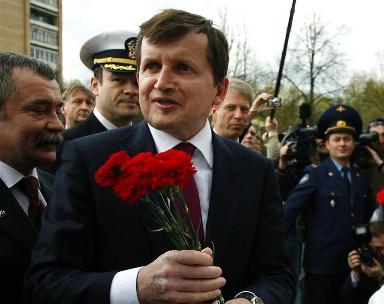 Charles Simonyi bruger ikke bare sine mange penge på et kæmpe bryllup i aften. Han har også været russisk rumturist. Billedet er fra Moskva sidste år, efter at han er kommet ned igen. 