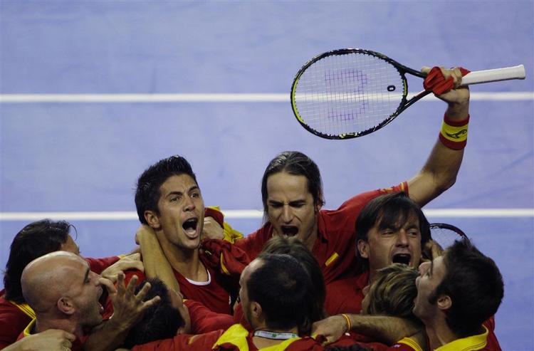 Spaniens Feliciano Lopez (øverst til højre) og Fernando Verdasco (øverst til venstre) jubler, efter sejren i doublen. 