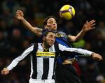 Zlatan Ibrahimovic, de her springer højere end Juventus' Christian Molinaro, ligger på en delt tredjeplads på den italienske topscorerliste. 