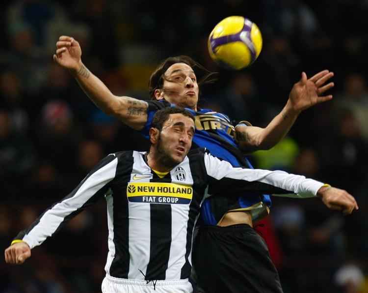Zlatan Ibrahimovic, de her springer højere end Juventus' Christian Molinaro, ligger på en delt tredjeplads på den italienske topscorerliste. 