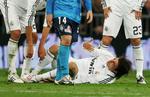 Real Madrids Gonzalo Higuain blev skadet under kampen. 