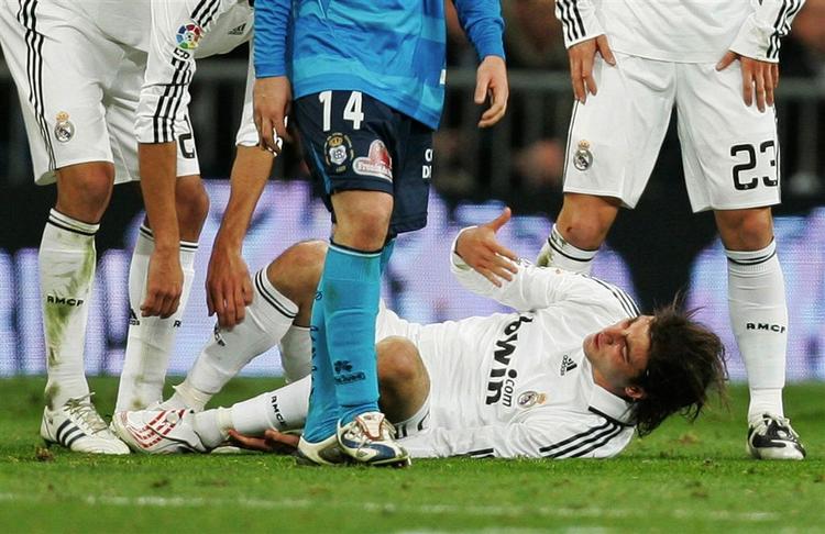 Real Madrids Gonzalo Higuain blev skadet under kampen. 