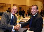 Bush og Medvedev på G8-mødet i Japan i juli. Arkivfoto. 