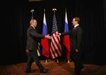 USA's præsident Bush og Ruslands præsident Medvedev hilser på hinanden ved Apec-mødet i Peru. 