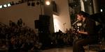 Kort tid før José Gonzáles' koncert skal starte klokken 21.30 står mindst 700 stadig udenfor på trappen ved hovedindgangen og rigtig mange er kommet forbi, har set køen og er gået væk igen. Foto: Christian Klintholm 