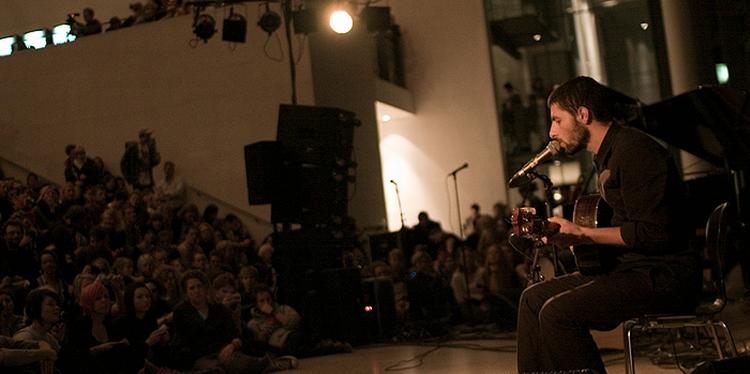 Kort tid før José Gonzáles' koncert skal starte klokken 21.30 står mindst 700 stadig udenfor på trappen ved hovedindgangen og rigtig mange er kommet forbi, har set køen og er gået væk igen. Foto: Christian Klintholm 