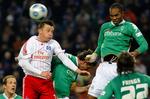 Hamburgs Ivica Olic (tv.) i duel med Werder Bremens Naldo. 
