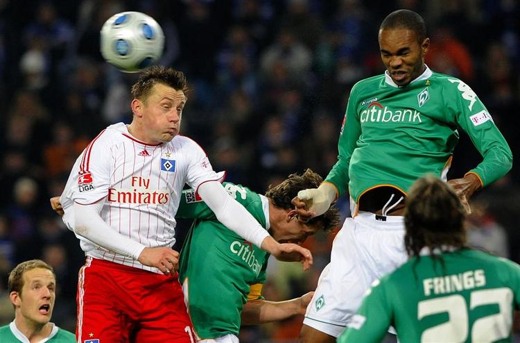 Hamburgs Ivica Olic (tv.) i duel med Werder Bremens Naldo. 