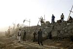 Flere lande donerer projekter i Afghanistan. Her ses et vejarbejde i Kabul. 