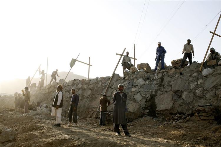 Flere lande donerer projekter i Afghanistan. Her ses et vejarbejde i Kabul. 