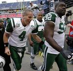 New York Jets quarterback Brett Favre (4) giver Shaun Ellis et klap efter sejren over Tennessee Titans. 
