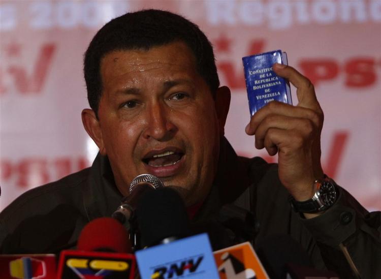 Venezuelas præsident Hugo Chavez bliver åndet i nakken af oppostionen, som har halet ind på ham ved lokalvalget i går. 