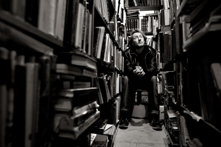 Lars Bukdahl er lidenskabeligt optaget  af litteraturen, »engagement og passion præger hele hans virke. Ja selv hans fysik«, som Kunstrådet skriver i begrundelsen for prisen.  Foto: Jacob Ehrbahn 
