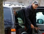 En bilkortege på 20 følger Barack Obama. 