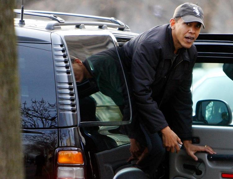 En bilkortege på 20 følger Barack Obama. 