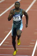 Tim Montgomery på vej mod en verdensrekord på 100 meter på 9.78 sekunder i Paris i 2002. Arkivfoto. 