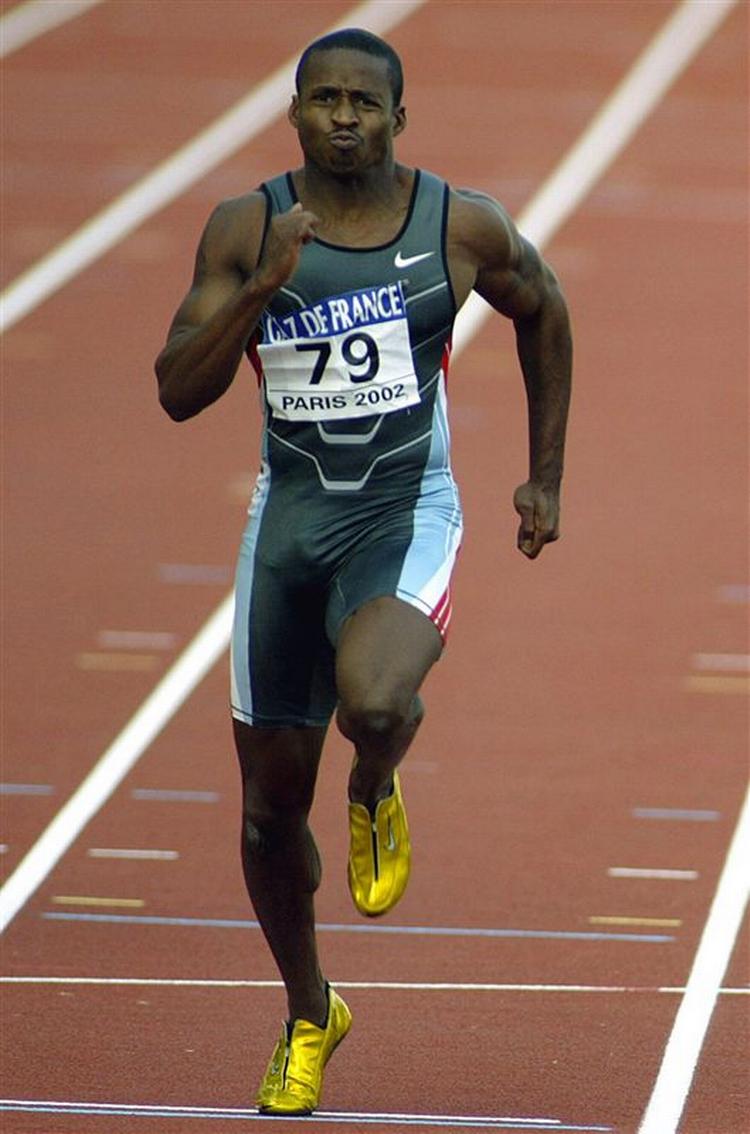 Tim Montgomery på vej mod en verdensrekord på 100 meter på 9.78 sekunder i Paris i 2002. Arkivfoto. 
