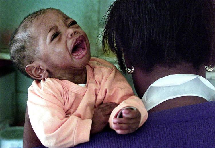 En lille pige, der er smittet med hiv, fra Sparrowa Nest, et hospice i Roodespoort, Sydafrika. 