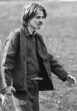 Christian Klar eskorteres af tysk politi i Stuttgart 23. marts 1983. Den dømte terrorist bliver nu frigivet. Arkivfoto. 