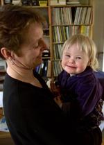 I Danmark har antallet af fødte børn med Downs været støt faldende - modsat i Storbritannien. Her Anette Sølvbirk med datteren Nanna. Arkivfoto. 