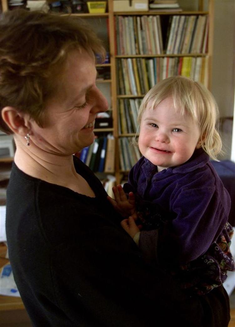 I Danmark har antallet af fødte børn med Downs været støt faldende - modsat i Storbritannien. Her Anette Sølvbirk med datteren Nanna. Arkivfoto. 