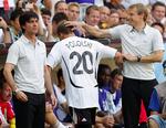 Jürgen Klinsmann (til højre) takker Lukas Podolski for sin indsats i VM-1/8-finalen mod Sverige, hvor Podolski scorede to gange. I Bayern giver Klinsmann ikke sin tidligere mønsterelev nok spilletid. Og derfor vil Podolski væk fra klubben. 